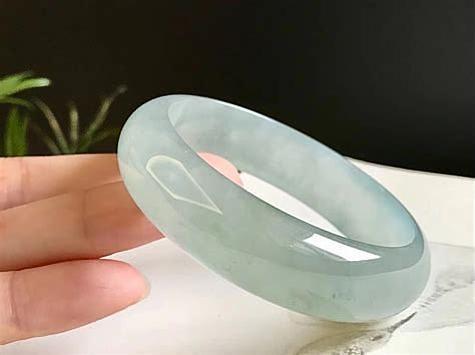 带黑癣翡翠手镯好吗藓加绿极品翡翠手镯-第2张图片-翡翠网 带黑癣翡翠手镯好吗藓加绿极品翡翠手镯-第2张图片-翡翠网