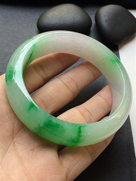 带黑癣翡翠手镯好吗藓加绿极品翡翠手镯-第3张图片-翡翠网 带黑癣翡翠手镯好吗藓加绿极品翡翠手镯-第3张图片-翡翠网