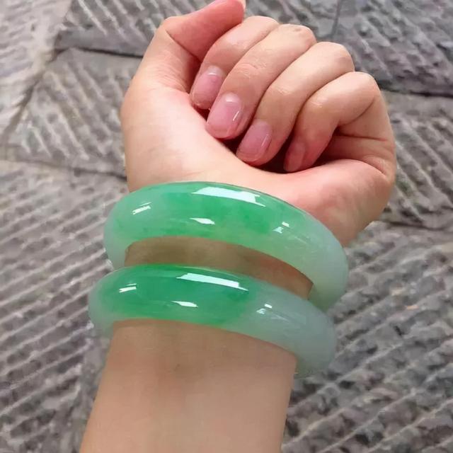 手镯和手表怎么同时戴翡翠手镯和手表同时带怎么带-第3张图片-翡翠网 手镯和手表怎么同时戴翡翠手镯和手表同时带怎么带-第3张图片-翡翠网