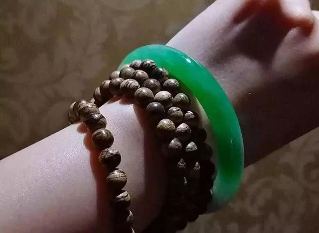 手镯和手表怎么同时戴翡翠手镯和手表同时带怎么带-第7张图片-翡翠网 手镯和手表怎么同时戴翡翠手镯和手表同时带怎么带-第7张图片-翡翠网
