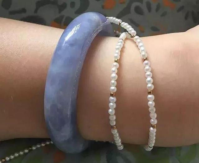 手镯和手表怎么同时戴翡翠手镯和手表同时带怎么带-第8张图片-翡翠网 手镯和手表怎么同时戴翡翠手镯和手表同时带怎么带-第8张图片-翡翠网