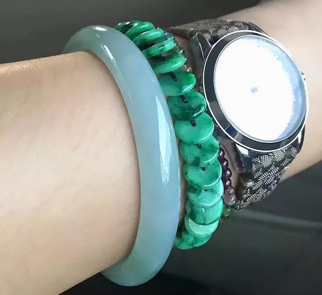 手镯和手表怎么同时戴翡翠手镯和手表同时带怎么带-第9张图片-翡翠网 手镯和手表怎么同时戴翡翠手镯和手表同时带怎么带-第9张图片-翡翠网