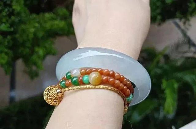 手镯和手表怎么同时戴翡翠手镯和手表同时带怎么带-第10张图片-翡翠网 手镯和手表怎么同时戴翡翠手镯和手表同时带怎么带-第10张图片-翡翠网