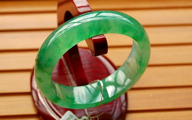 黄色翡翠手镯怎么保养翡翠手镯什么颜色好-第1张图片-翡翠网 黄色翡翠手镯怎么保养翡翠手镯什么颜色好-第1张图片-翡翠网