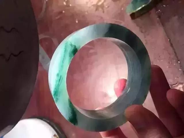 翡翠原石技巧,黄金翡翠原石手镯-第6张图片-翡翠网 翡翠原石技巧,黄金翡翠原石手镯-第6张图片-翡翠网