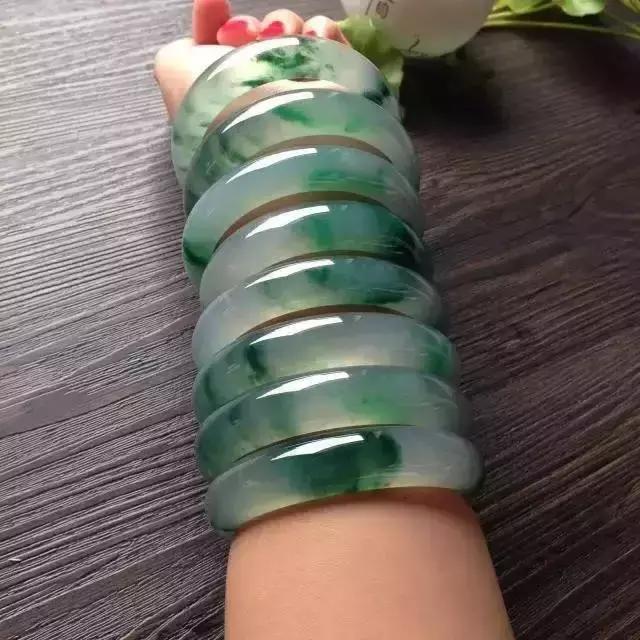 翡翠原石技巧,黄金翡翠原石手镯-第7张图片-翡翠网 翡翠原石技巧,黄金翡翠原石手镯-第7张图片-翡翠网