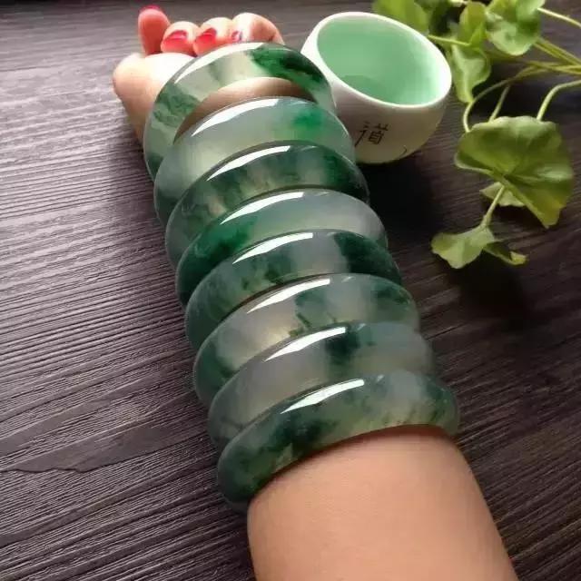 翡翠原石技巧,黄金翡翠原石手镯-第8张图片-翡翠网 翡翠原石技巧,黄金翡翠原石手镯-第8张图片-翡翠网