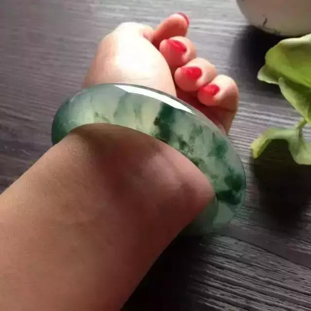 翡翠原石技巧,黄金翡翠原石手镯-第13张图片-翡翠网 翡翠原石技巧,黄金翡翠原石手镯-第13张图片-翡翠网