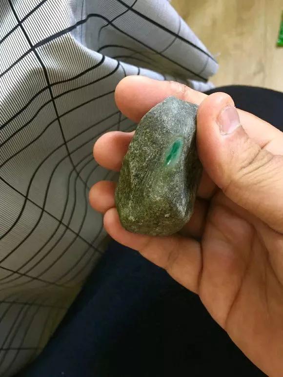 翡翠原石扒皮好还是开窗好帝王绿开窗翡翠原石-第2张图片-翡翠网 翡翠原石扒皮好还是开窗好帝王绿开窗翡翠原石-第2张图片-翡翠网