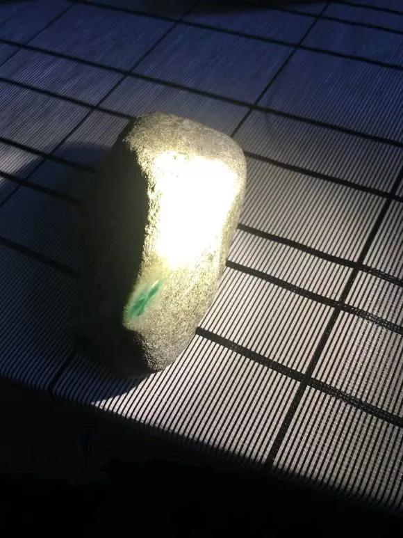 翡翠原石扒皮好还是开窗好帝王绿开窗翡翠原石-第5张图片-翡翠网 翡翠原石扒皮好还是开窗好帝王绿开窗翡翠原石-第5张图片-翡翠网