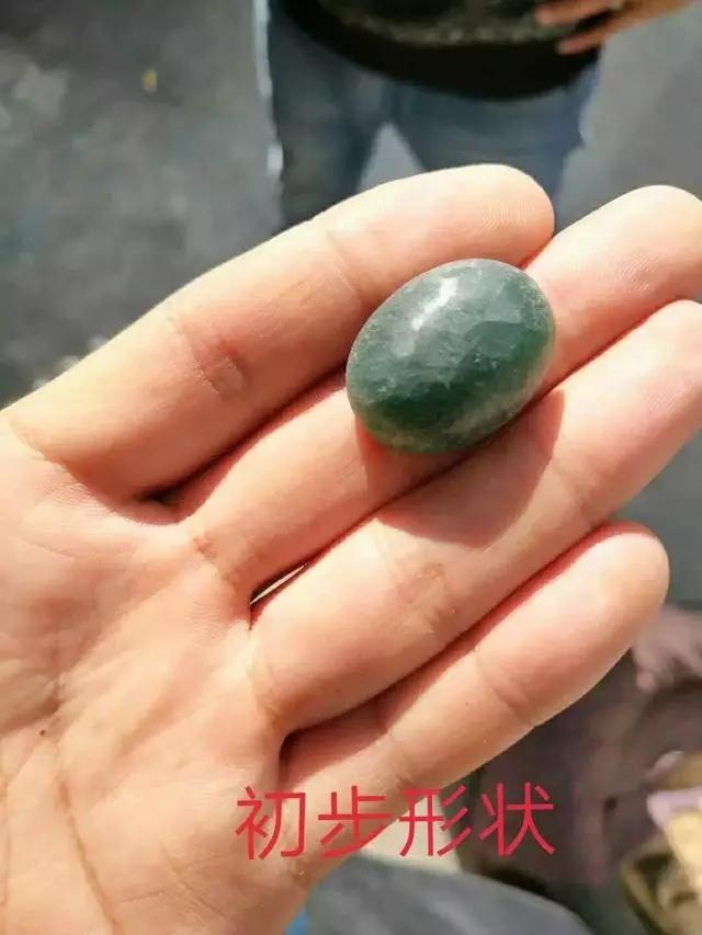 翡翠原石扒皮好还是开窗好帝王绿开窗翡翠原石-第6张图片-翡翠网 翡翠原石扒皮好还是开窗好帝王绿开窗翡翠原石-第6张图片-翡翠网