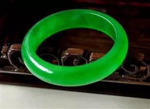 翡翠原石扒皮好还是开窗好帝王绿开窗翡翠原石-第10张图片-翡翠网 翡翠原石扒皮好还是开窗好帝王绿开窗翡翠原石-第10张图片-翡翠网