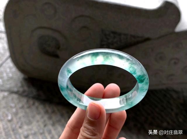 翡翠手镯的颜色有哪些翡翠手镯搭配-第5张图片-翡翠网 翡翠手镯的颜色有哪些翡翠手镯搭配-第5张图片-翡翠网