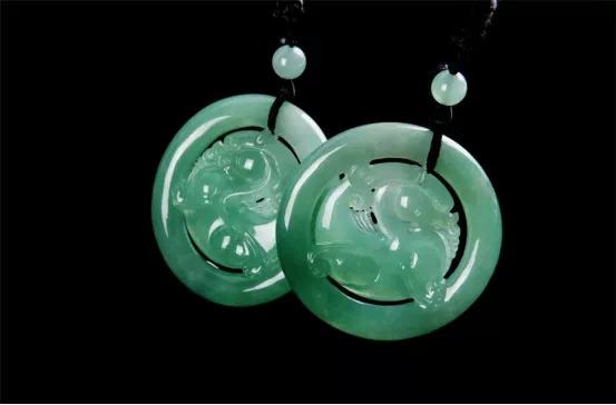 翡翠手镯怎么保养洗澡可以戴翡翠手镯吗-第5张图片-翡翠网 翡翠手镯怎么保养洗澡可以戴翡翠手镯吗-第5张图片-翡翠网