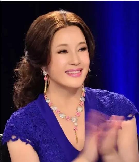 翡翠手镯怎么保养洗澡可以戴翡翠手镯吗-第18张图片-翡翠网 翡翠手镯怎么保养洗澡可以戴翡翠手镯吗-第18张图片-翡翠网