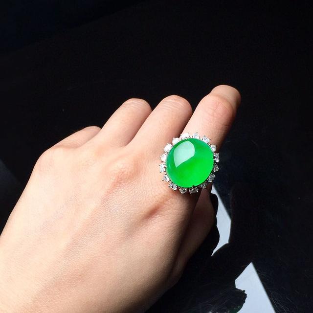 冬天戴玉镯会冰手腕吗,冬天戴翡翠手镯好吗-第1张图片-翡翠网 冬天戴玉镯会冰手腕吗,冬天戴翡翠手镯好吗-第1张图片-翡翠网