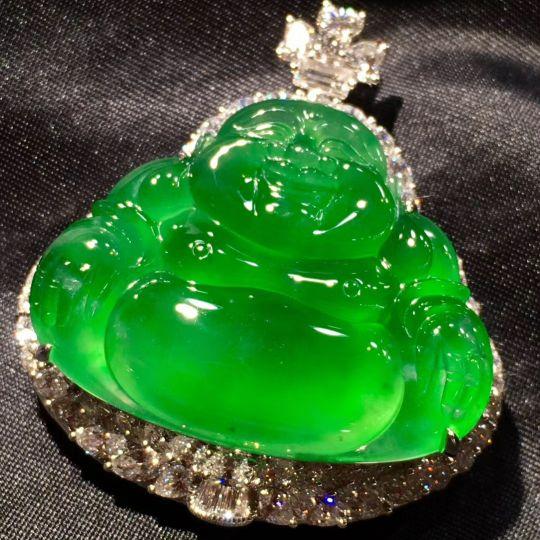 冬天戴玉镯会冰手腕吗,冬天戴翡翠手镯好吗-第2张图片-翡翠网 冬天戴玉镯会冰手腕吗,冬天戴翡翠手镯好吗-第2张图片-翡翠网