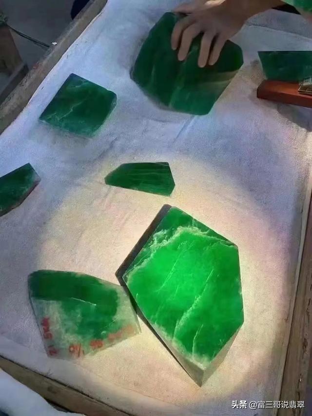 过亿元帝王绿翡翠图片,帝王绿翡翠图片-第5张图片-翡翠网 过亿元帝王绿翡翠图片,帝王绿翡翠图片-第5张图片-翡翠网