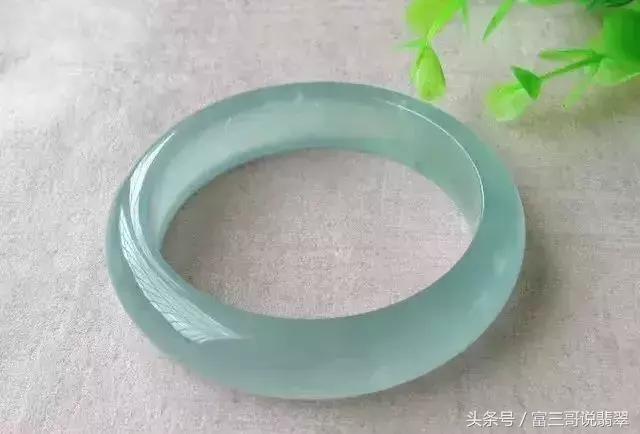 翡翠手镯戴活了一对7亿的翡翠手镯-第1张图片-翡翠网 翡翠手镯戴活了一对7亿的翡翠手镯-第1张图片-翡翠网