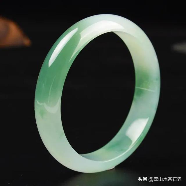 翡翠手镯贵吗戴翡翠手镯有什么好处和禁忌-第1张图片-翡翠网 翡翠手镯贵吗戴翡翠手镯有什么好处和禁忌-第1张图片-翡翠网