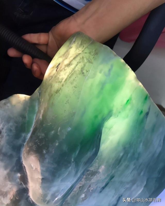 翡翠手镯贵吗戴翡翠手镯有什么好处和禁忌-第6张图片-翡翠网 翡翠手镯贵吗戴翡翠手镯有什么好处和禁忌-第6张图片-翡翠网