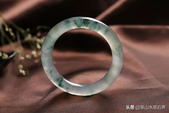 翡翠手镯贵吗戴翡翠手镯有什么好处和禁忌-第9张图片-翡翠网 翡翠手镯贵吗戴翡翠手镯有什么好处和禁忌-第9张图片-翡翠网