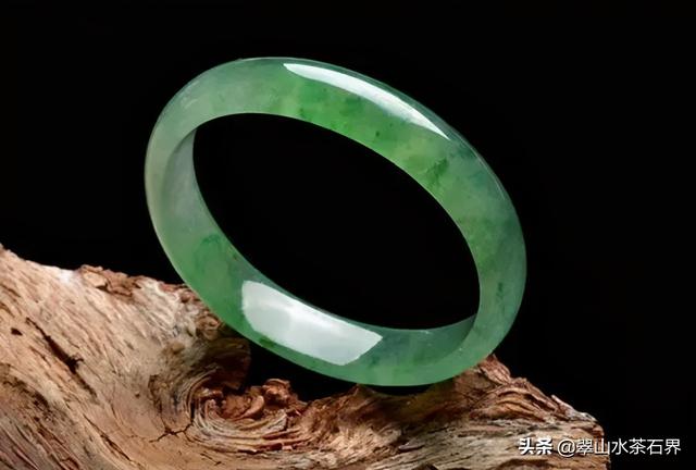 翡翠手镯贵吗戴翡翠手镯有什么好处和禁忌-第11张图片-翡翠网 翡翠手镯贵吗戴翡翠手镯有什么好处和禁忌-第11张图片-翡翠网