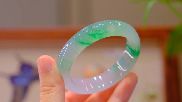 翡翠手镯扣翡翠镯子内裂扣手吗-第2张图片-翡翠网 翡翠手镯扣翡翠镯子内裂扣手吗-第2张图片-翡翠网