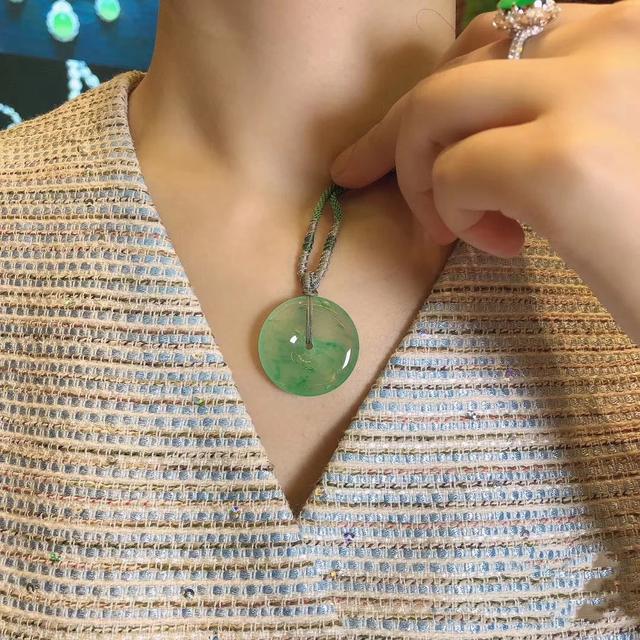 翡翠手镯扣翡翠镯子内裂扣手吗-第4张图片-翡翠网 翡翠手镯扣翡翠镯子内裂扣手吗-第4张图片-翡翠网