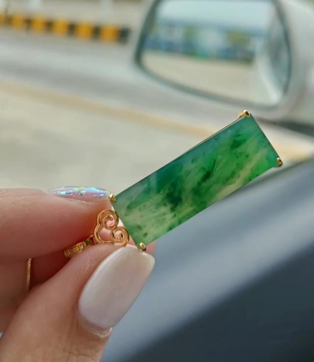 翡翠手镯扣翡翠镯子内裂扣手吗-第5张图片-翡翠网 翡翠手镯扣翡翠镯子内裂扣手吗-第5张图片-翡翠网