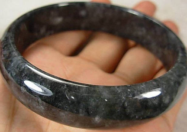 在缅甸300块买了个手镯缅甸黑翡翠价格-第2张图片-翡翠网 在缅甸300块买了个手镯缅甸黑翡翠价格-第2张图片-翡翠网