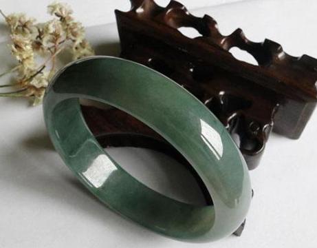 油冰种翡翠手镯价格油青玻璃种翡翠手镯的价格-第2张图片-翡翠网 油冰种翡翠手镯价格油青玻璃种翡翠手镯的价格-第2张图片-翡翠网