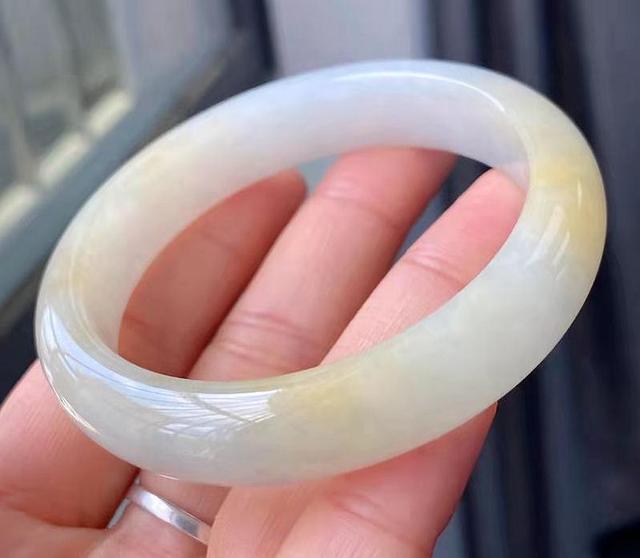 五六千元能买到什么翡翠手镯,糯种翡翠手镯价格-第4张图片-翡翠网 五六千元能买到什么翡翠手镯,糯种翡翠手镯价格-第4张图片-翡翠网