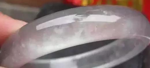 翡翠手镯有纹可以戴吗玉有裂痕还能带吗-第10张图片-翡翠网 翡翠手镯有纹可以戴吗玉有裂痕还能带吗-第10张图片-翡翠网