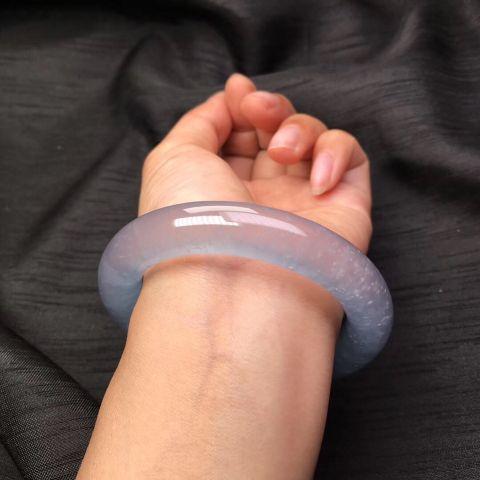 玉镯子带多久有灵气,翡翠手镯可以戴右手吗-第1张图片-翡翠网 玉镯子带多久有灵气,翡翠手镯可以戴右手吗-第1张图片-翡翠网