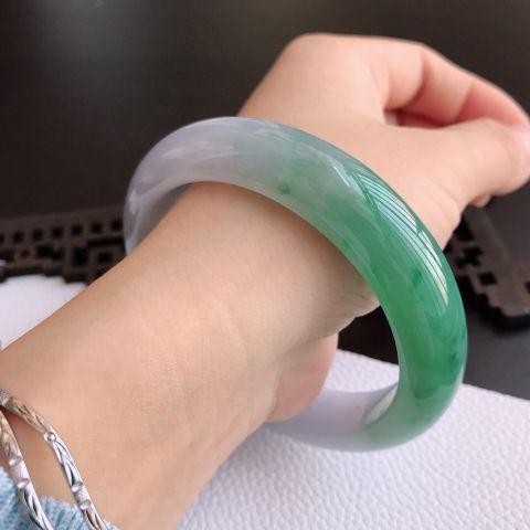 玉镯子带多久有灵气,翡翠手镯可以戴右手吗-第2张图片-翡翠网 玉镯子带多久有灵气,翡翠手镯可以戴右手吗-第2张图片-翡翠网