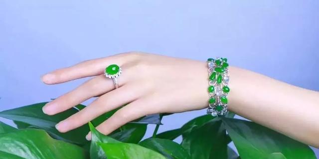 翡翠手镯不舒服手上戴手镯等东西不舒服-第11张图片-翡翠网