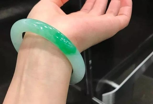 翡翠手镯不舒服手上戴手镯等东西不舒服-第18张图片-翡翠网