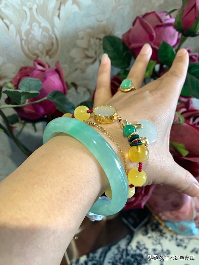 翡翠果绿底手镯上手图片,果阳绿翡翠手镯图片-第1张图片-翡翠网 翡翠果绿底手镯上手图片,果阳绿翡翠手镯图片-第1张图片-翡翠网