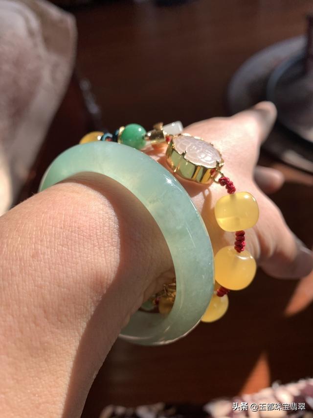 翡翠果绿底手镯上手图片,果阳绿翡翠手镯图片-第2张图片-翡翠网 翡翠果绿底手镯上手图片,果阳绿翡翠手镯图片-第2张图片-翡翠网