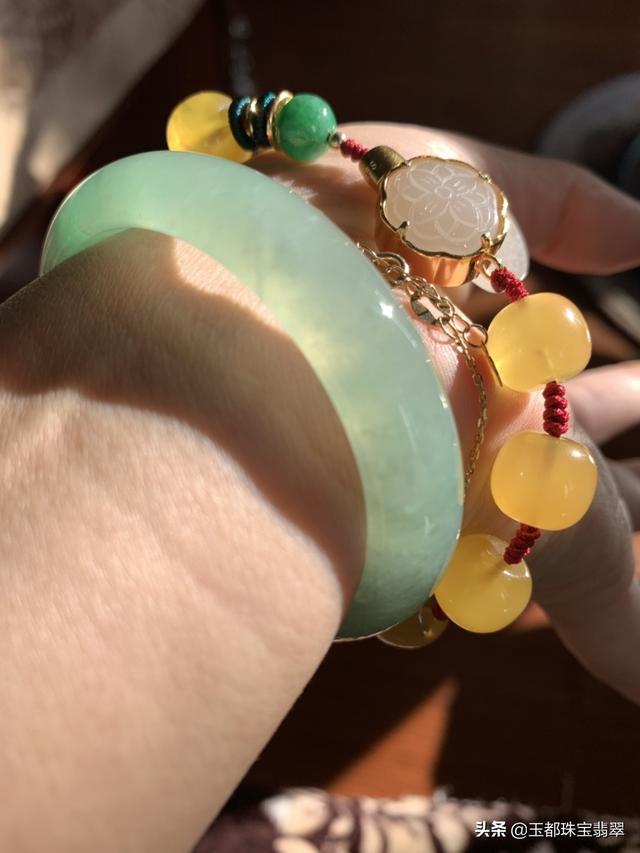 翡翠果绿底手镯上手图片,果阳绿翡翠手镯图片-第3张图片-翡翠网 翡翠果绿底手镯上手图片,果阳绿翡翠手镯图片-第3张图片-翡翠网
