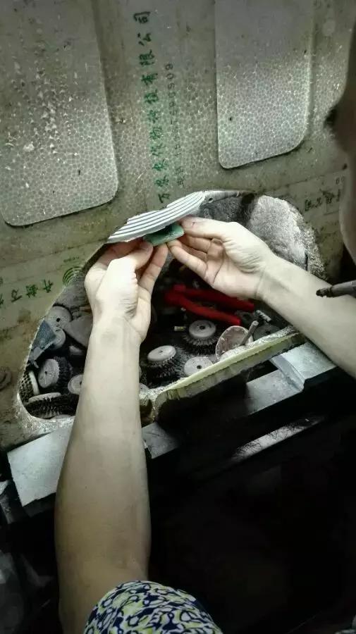 翡翠手镯戴在哪只手好,翡翠手镯抛光知识资料-第16张图片-翡翠网 翡翠手镯戴在哪只手好,翡翠手镯抛光知识资料-第16张图片-翡翠网