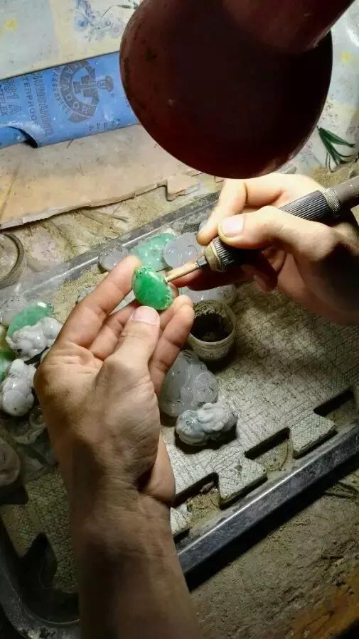 翡翠手镯戴在哪只手好,翡翠手镯抛光知识资料-第19张图片-翡翠网 翡翠手镯戴在哪只手好,翡翠手镯抛光知识资料-第19张图片-翡翠网