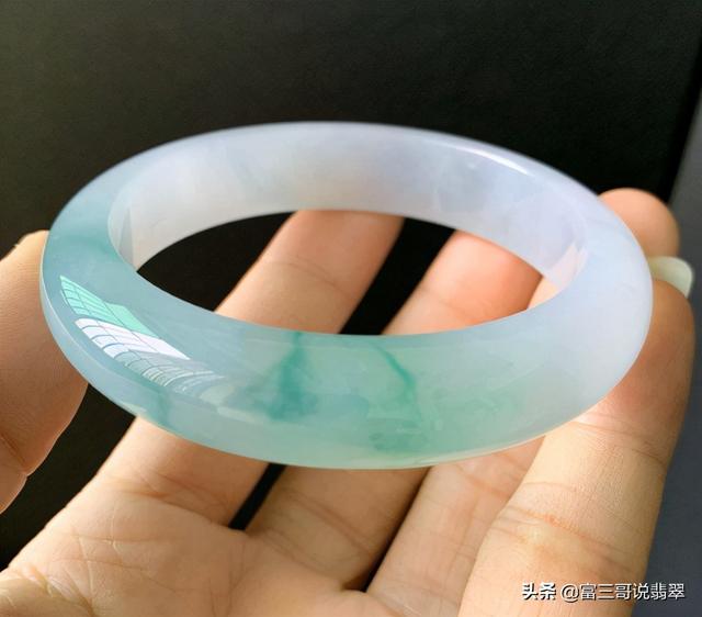 2万的翡翠手镯,翡翠手镯有白色的东西-第1张图片-翡翠网 2万的翡翠手镯,翡翠手镯有白色的东西-第1张图片-翡翠网