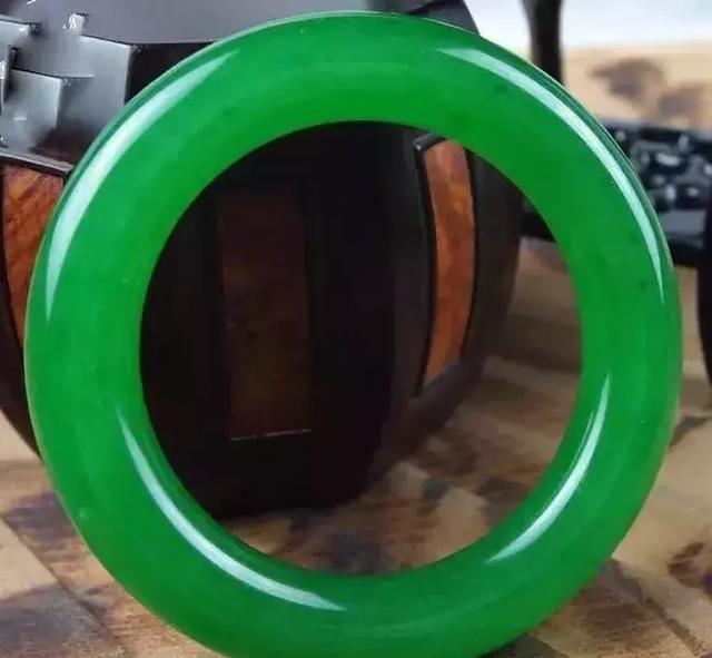 翡翠绿货价格,翡翠绿货的黑点-第1张图片-翡翠网 翡翠绿货价格,翡翠绿货的黑点-第1张图片-翡翠网