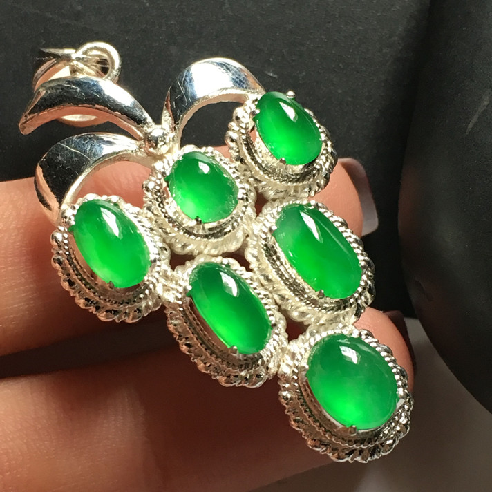 翡翠绿货价格,翡翠绿货的黑点-第2张图片-翡翠网 翡翠绿货价格,翡翠绿货的黑点-第2张图片-翡翠网