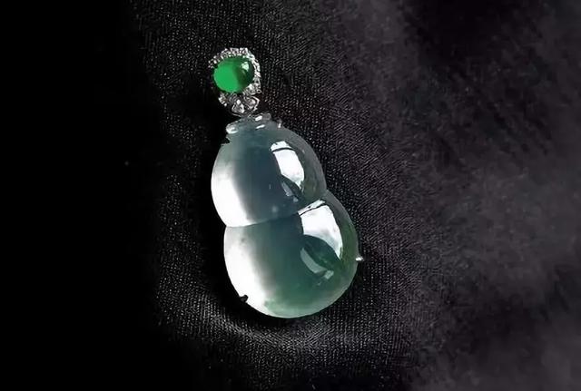 翡翠水滴手镯,假翡翠手镯特征-第2张图片-翡翠网 翡翠水滴手镯,假翡翠手镯特征-第2张图片-翡翠网