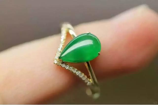 翡翠水滴手镯,假翡翠手镯特征-第9张图片-翡翠网 翡翠水滴手镯,假翡翠手镯特征-第9张图片-翡翠网