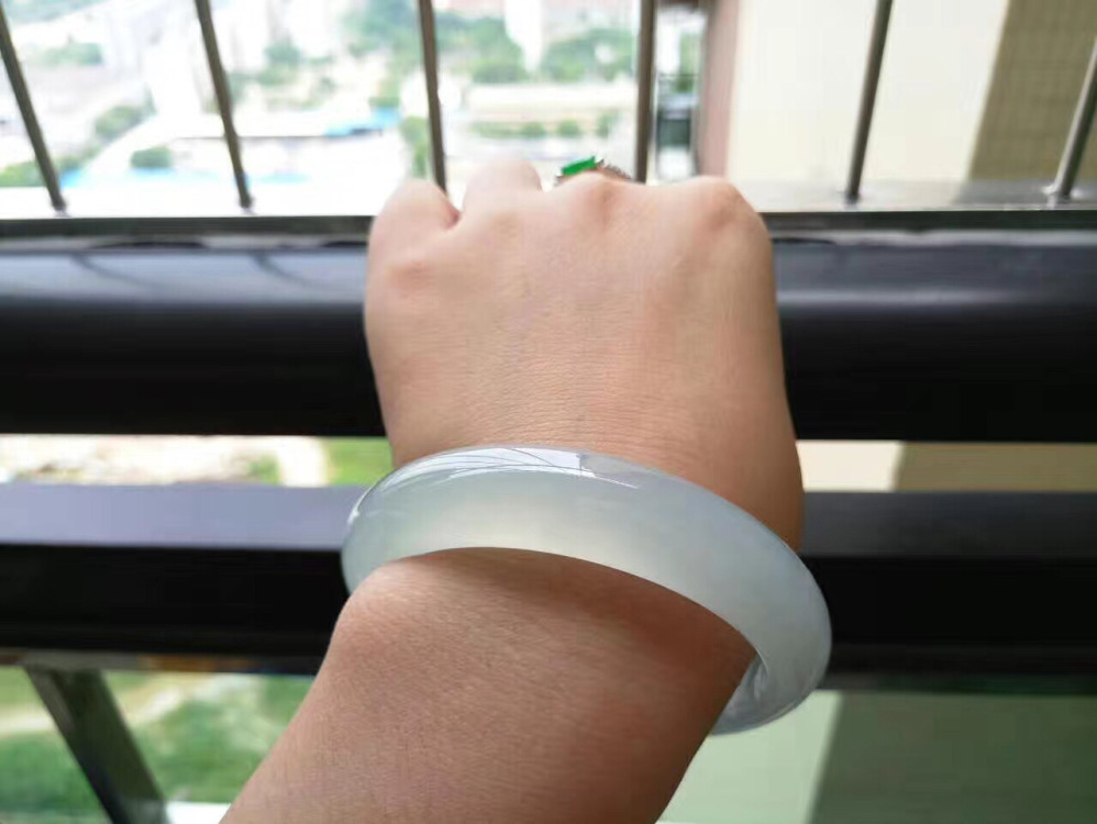 白色翡翠属于什么档次,白翡翠手镯价格-第1张图片-翡翠网 白色翡翠属于什么档次,白翡翠手镯价格-第1张图片-翡翠网