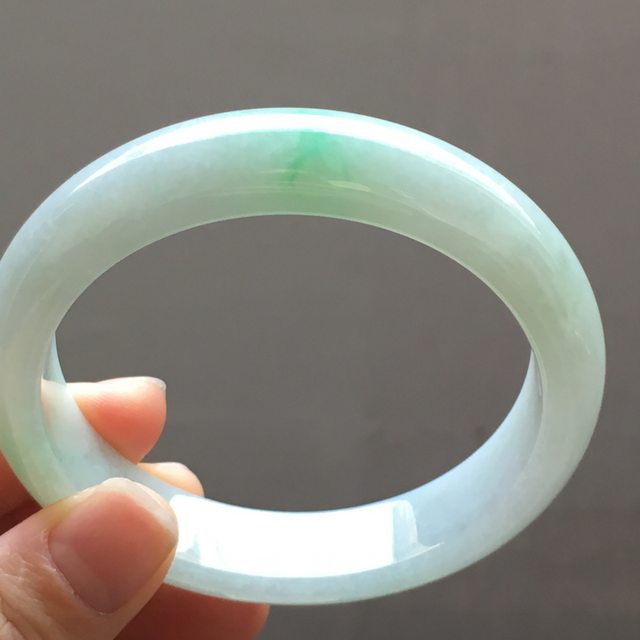 白色翡翠属于什么档次,白翡翠手镯价格-第2张图片-翡翠网 白色翡翠属于什么档次,白翡翠手镯价格-第2张图片-翡翠网